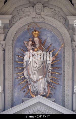 Jungfrau Maria mit dem Jesuskind, Statue auf dem Portal der Kirche St. Leodegar in Luzern, Schweiz Stockfoto