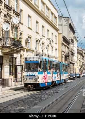 Lemberg, Ukraine - 31. Mai 2016: Die elektrische Straßenbahn in der historischen Altstadt von Lemberg. Es ist die einzige Straßenbahn in der westlichen Ukraine, das größte Stockfoto