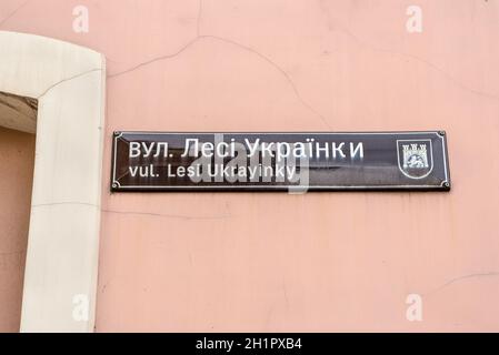 Lviv, Ukraine - 31. Mai 2016: Schild mit der Anzeige der Straße Lesi Uktayinky an der Hausmauer im Stadtzentrum von Lviv, Ukraine Stockfoto