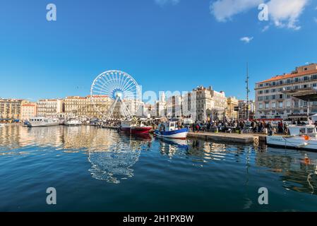 Marseille, Frankreich - Dezember 4, 2016: Sonntag Ambiente am alten Hafen Vieux Port in Marseille, Frankreich. Es handelt sich um einen geschäftigen Hafen, als Marina und als Termina verwendet Stockfoto