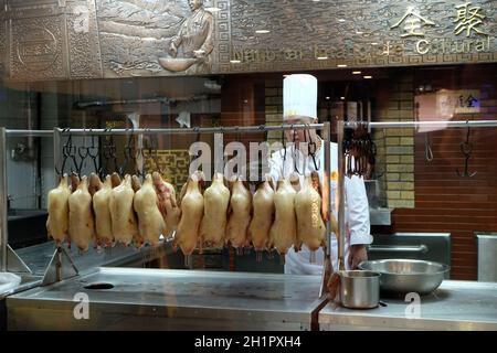 Köche bereiten im ursprünglichen Restaurant Quanjude in der Qianmen-Straße in Peking, China, eine Entenröstung zu Stockfoto