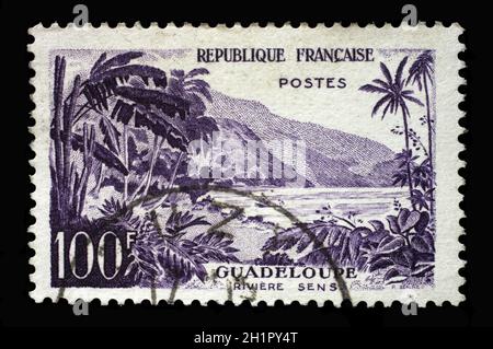 In Frankreich gedruckte Briefmarke zeigt Guadeloupe (Fluss Sens), Tourismus-Serie, um 1959 Stockfoto