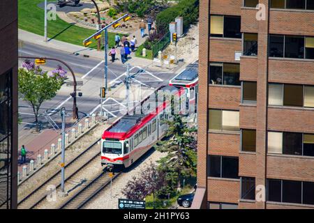 Calgary, Alberta, Kanada. Februar 13, 2021. Ein Calgary C-Train, der im Sommer fährt. Stockfoto