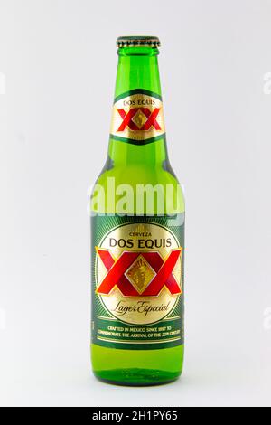 Calgary, Alberta, Kanada. Februar 15 2021. Eine Flasche Dos Equis Lagerbier auf weißem Hintergrund Stockfoto