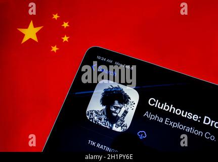 Calgary, Alberta. Kanada. Februar 8, 2021. Ein iPad mit der Clubhouse-Anwendung und der chinesischen Flagge im Hintergrund. Stockfoto