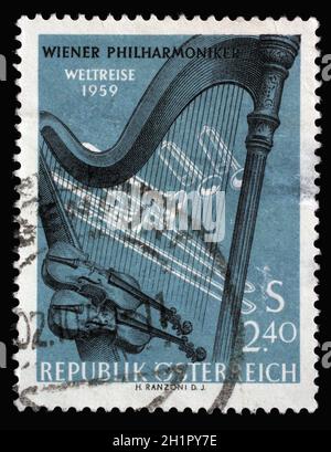 Briefmarke gedruckt von Österreich, zeigt Orchesterinstrumente, Welttournee der Wiener Philharmoniker, um 1959 Stockfoto