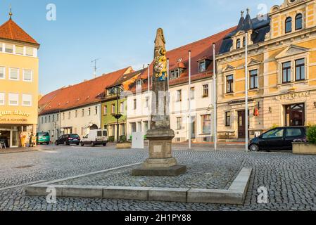 Kurort Hartha, Deutschland - 30. Mai 2016: Spalte auf dem Marktplatz von Kurort Hartha (Marktplatz) in der Früh, in der Nähe von Dresden, Sachsen, Deutschland. Dresden Stockfoto