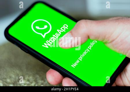Rom, Italien, februar 2021: Ein Mann tippt auf seinem Handy-Bildschirm, um die neue Whatsapp Datenschutzerklärung zu überprüfen Stockfoto