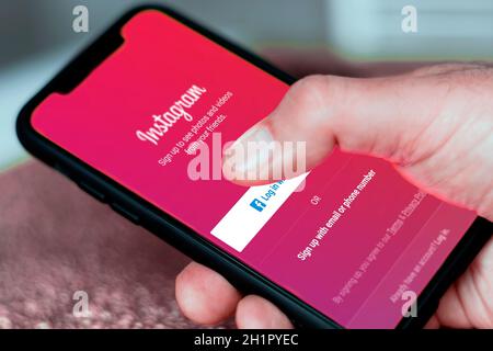 Rom, Italien, februar 16th 2021: Hand hält ein Smartphone mit Instagram Social App Login-Seite auf dem Bildschirm. Soziale Netzwerke und Internet. Stockfoto