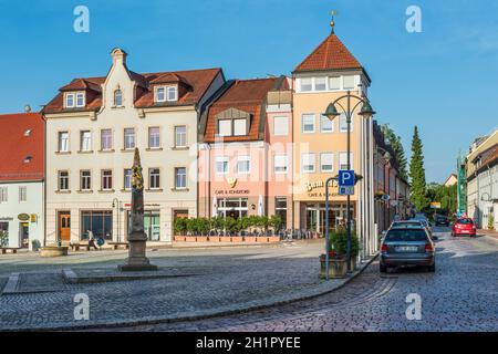 Kurort Hartha, Deutschland - 30. Mai 2016: Blick auf die Straße mit Geschäften, Cafe und Konditorei am frühen Morgen auf dem Marktplatz von Kurort Hartha (Marktplatz), Stockfoto