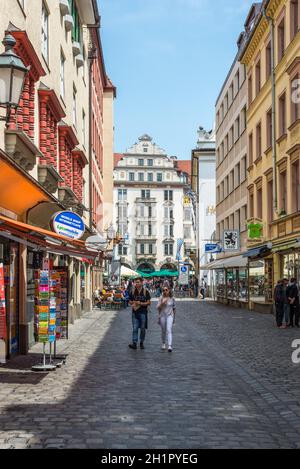 München, Deutschland - 29. Mai 2016: Downtown street view mit Café, Restaurant in München, Bayern, Deutschland. Stockfoto