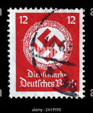 Die in Deutschland gedruckte Briefmarke zeigt die Swastika in einem Eichenkranz, um 1944. Stockfoto