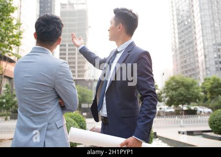 Architekten diskutieren ihre Arbeit Stockfoto