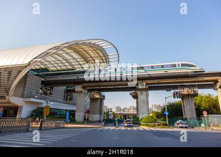 Shanghai, China - 27. September 2019: Shanghai Transrapid Magnetschwebebahn Bahnhof in China. Stockfoto