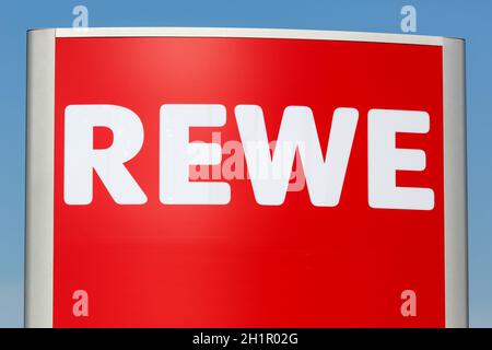 Stuttgart, 17. Mai 2020: REWE Logo Schild Supermarkt Lebensmittelgeschäft Discounter in Deutschland. Stockfoto