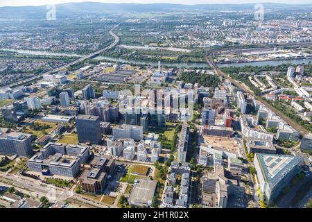 Frankfurt, Deutschland - 27. Mai 2020: Niederrad Bürostadt Buerostadt Gebäude Luftbild Stadt in Deutschland. Stockfoto