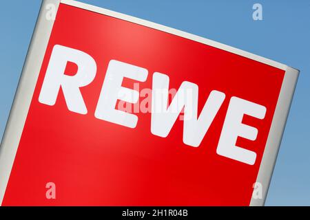 Stuttgart, 17. Mai 2020: REWE Logo Schild Supermarkt Lebensmittelgeschäft Discounter in Deutschland. Stockfoto