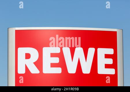 Stuttgart, 17. Mai 2020: REWE Logo Schild Supermarkt Lebensmittelgeschäft Discounter in Deutschland. Stockfoto