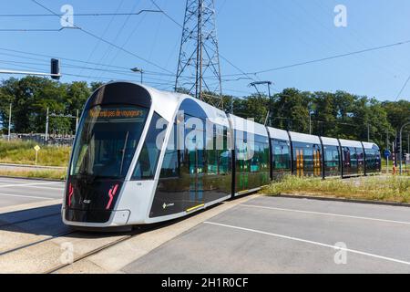 Luxemburg - 24. Juni 2020: Tram Luxtram Zug Transitverkehr CAF Urbos in Luxemburg. Stockfoto