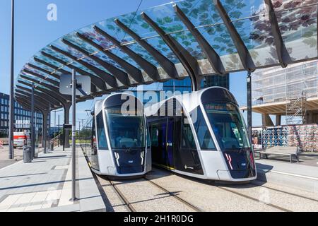 Luxemburg - 24. Juni 2020: Tram Luxtram Zug Transitverkehr Luxexpo Bahnhof in Luxemburg. Stockfoto