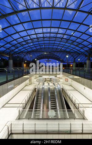 Dortmund, Deutschland - 9. August 2020: Dortmunder Metro MRT Stadtbahn Station Westfalenhallen in Deutschland. Stockfoto