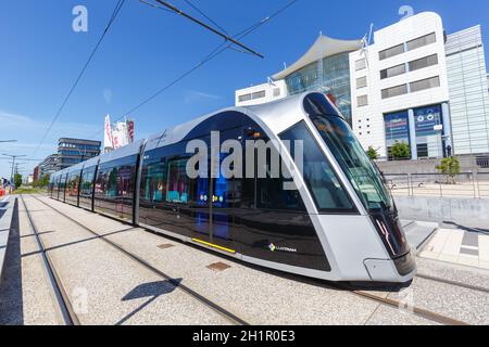 Luxemburg - 24. Juni 2020: Tram Luxtram Zug Transitverkehr Bahnhof Alphonse Weicker in Luxemburg. Stockfoto