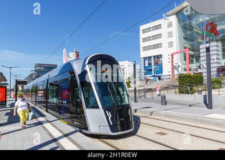Luxemburg - 24. Juni 2020: Tram Luxtram Zug Transitverkehr Bahnhof Alphonse Weicker in Luxemburg. Stockfoto