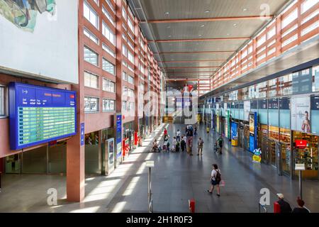 Innsbruck, Österreich - 1. August 2020: Hauptbahnhof Innsbruck ÖBB Österreichische Bundesbahnen in Österreich. Stockfoto