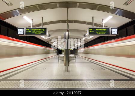 Dortmund, Deutschland - 9. August 2020: Dortmunder Metro MRT Stadtbahn Station Westfalenhallen in Deutschland. Stockfoto