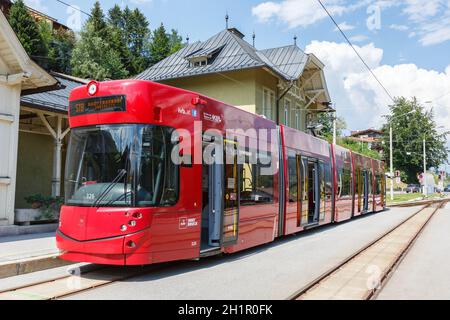 Fulpmes, Österreich - 1. August 2020: Stubaitalbahn Innsbruck Trambahn Fulpmes Station in Österreich. Stockfoto