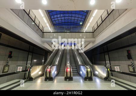 Dortmund, Deutschland - 9. August 2020: Dortmunder Metro MRT Stadtbahn Station Westfalenhallen in Deutschland. Stockfoto