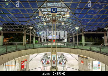 Dortmund, Deutschland - 9. August 2020: Dortmunder Metro MRT Stadtbahn Station Westfalenhallen in Deutschland. Stockfoto