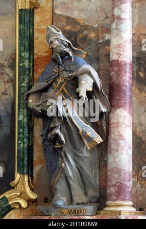 Der heilige Ambrosius, Statue auf dem Altar des Heiligen Georg in der Kirche der Himmelfahrt der Jungfrau Maria in Klostar Ivanic, Kroatien Stockfoto