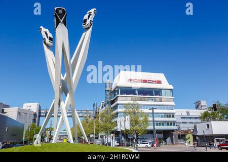 Stuttgart, 22. April 2020: Porsche Hauptsitz Art Architecture in Stuttgart Deutschland. Stockfoto