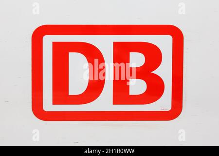 Stuttgart, 22. April 2020: DB Deutsche Bahn Logo Deutsche Bahn auf ICE 3-Bahn an der Stuttgarter Hauptbahnhof. Stockfoto