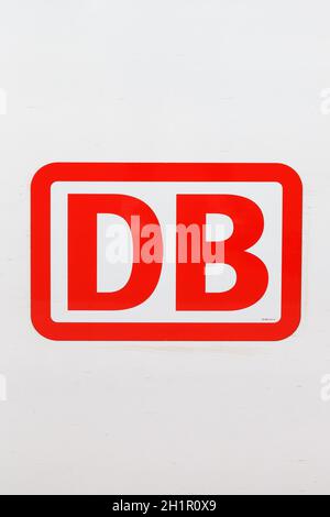 Stuttgart, 22. April 2020: DB Deutsche Bahn Logo Deutsche Bahn auf ICE 3-Bahn am Stuttgarter Hauptbahnhof im deutschen Hochformat. Stockfoto