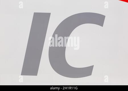 Stuttgart, Deutschland - 22. April 2020: IC Intercity Logo Zug an der Stuttgarter Hauptbahnhof in Deutschland. Stockfoto