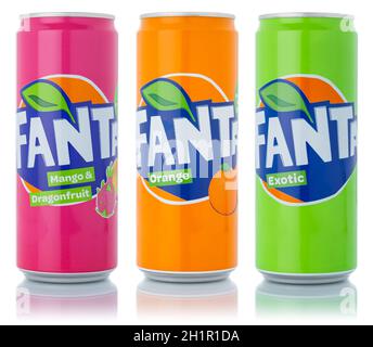 Stuttgart, 11. Januar 2021: Limonade-Softdrinks von Fanta in Dosen, isoliert auf weißem Hintergrund in Stuttgart. Stockfoto