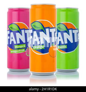 Stuttgart, 11. Januar 2021: Limonade-Softdrinks von Fanta in Dosen, isoliert auf weißem Hintergrund in Stuttgart. Stockfoto