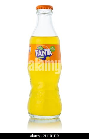 Stuttgart, Deutschland - 8. Januar 2021: Fanta Orangenlimonade Softdrinkflasche isoliert auf weißem Hintergrund in Stuttgart in Deutschland. Stockfoto