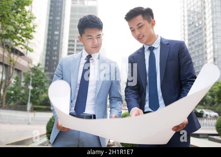 Architekten diskutieren ihre Arbeit Stockfoto