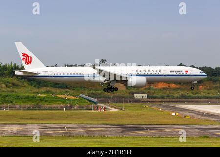 Chengdu, China - 21. September 2019: Flugzeug der Air China Boeing 777-300ER am Flughafen Chengdu (CTU) in China. Boeing ist ein amerikanischer Flugzeughersteller Stockfoto