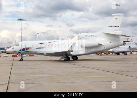 Stuttgart, 15. Juli 2017: VW Air Services Dassault Falcon 7X Flugzeug am Flughafen Stuttgart (STR) in Deutschland. Stockfoto