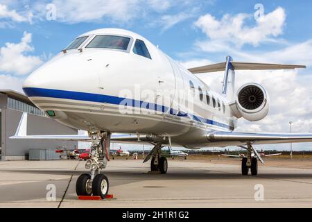 Stuttgart, 15. Juli 2017: Flugzeug Gulfstream Aerospace G450 am Stuttgarter Flughafen (STR) in Deutschland. Stockfoto