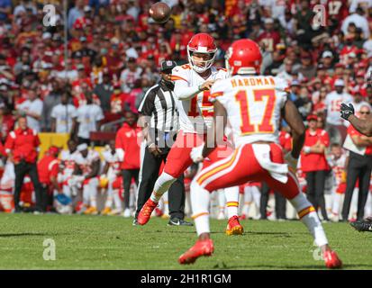 Sonntag, 17. Oktober 2021; Landover, MD, USA; Kansas City Chiefs laufen zurück Darrel Williams (31) spielt den Ball für einen Touchdown während eines NFL-Spiels Stockfoto