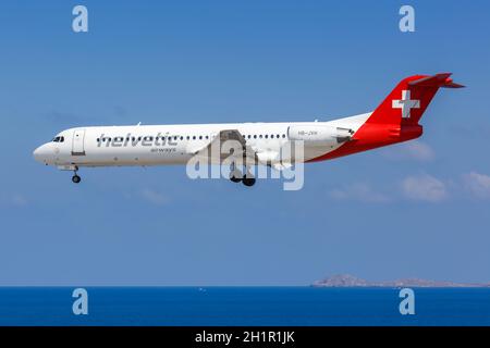 Heraklion, Griechenland - 15. September 2018: Helvetic Airways Fokker 100 Flugzeug am Flughafen Heraklion (HER) in Griechenland. Stockfoto