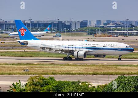 Guangzhou, China - 24. September 2019: China Southern Airlines Airbus A330-200 am Flughafen Guangzhou (CAN) in China. Stockfoto