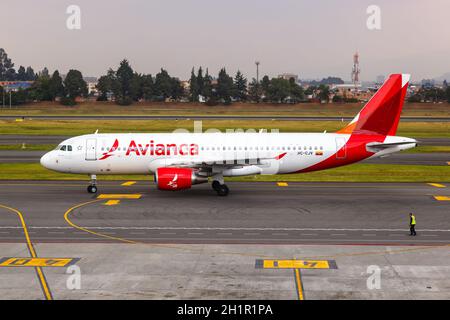 Bogota, Kolumbien - 31. Januar 2019: Avianca Ecuador Airbus A320 am Flughafen Bogota (MOOR) in Kolumbien. Airbus ist ein europäischer Flugzeughersteller Stockfoto