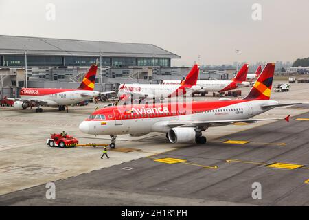 Bogota, Kolumbien - 31. Januar 2019: Avianca Airbus A320 Flugzeuge am Bogota Flughafen (BOG) in Kolumbien. Airbus ist ein europäischer Flugzeughersteller BAS Stockfoto