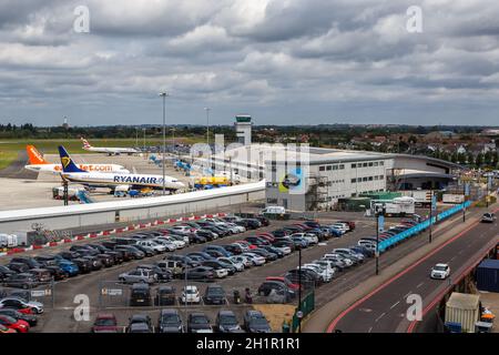 Southend, Großbritannien - 7. Juli 2019: Ryanair- und easyJet-Flugzeuge am Londoner Flughafen Southend (SEN) im Vereinigten Königreich. Stockfoto